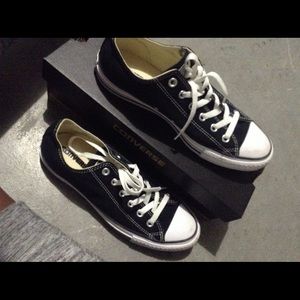 BLACK LOW TOP CONVERSE